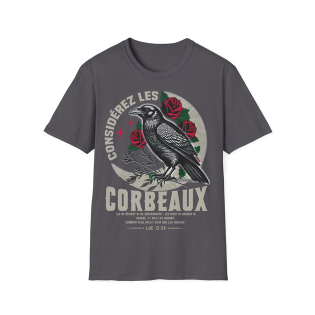 T-shirt gris pour homme avec une illustration de corbeau, de roses et un verset biblique.