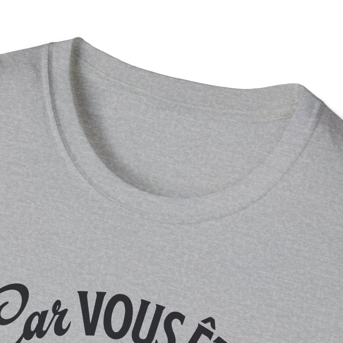 T-shirt gris chiné pour femme avec une inscription noire sur le devant.