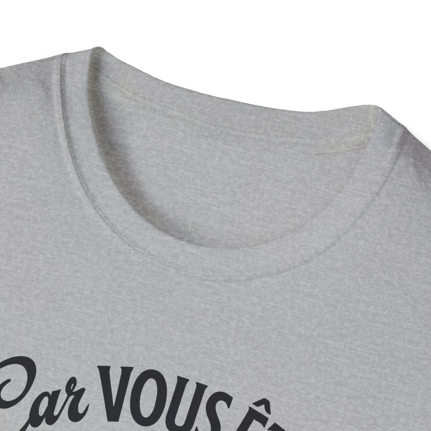 T-shirt gris chiné pour femme avec une inscription noire sur le devant.