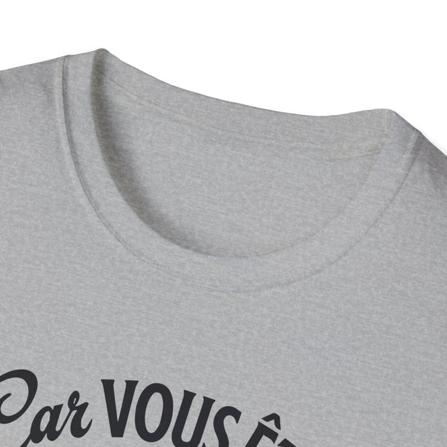 T-shirt gris chiné pour femme avec une inscription noire sur le devant.