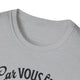 T-shirt gris chiné pour femme avec une inscription noire sur le devant.