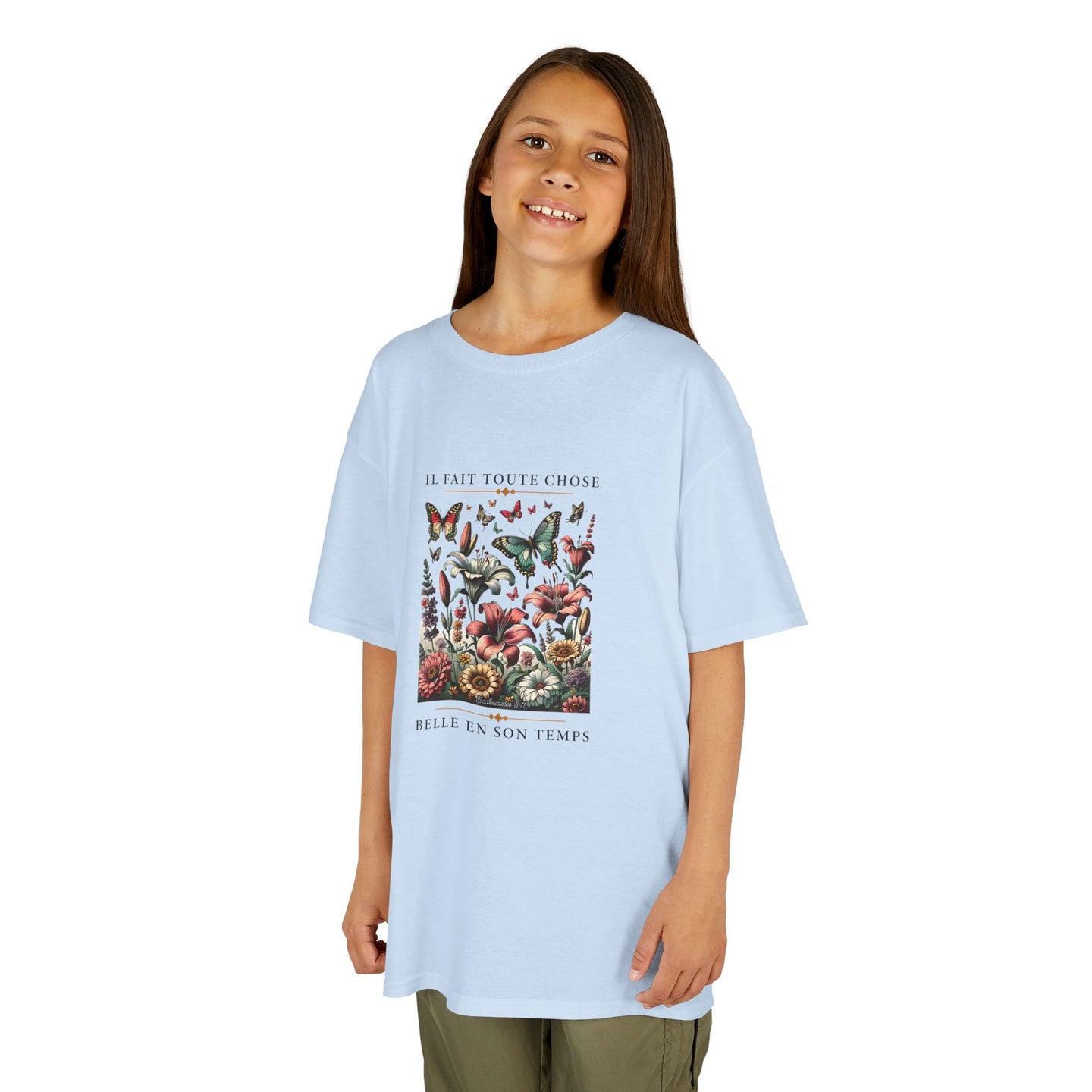T-shirt bleu clair pour enfant avec une illustration de fleurs et papillons et un texte inspirant.