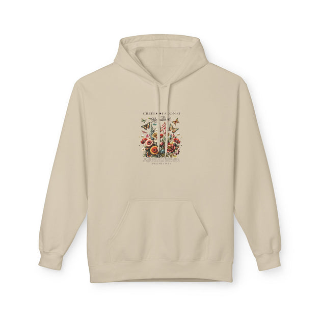 Sweat à capuche beige pour femme avec un motif floral et des papillons imprimé sur la poitrine.