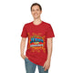 Un homme porte un t-shirt rouge avec l'inscription Jésus est mon superhéros en style bande dessinée.
