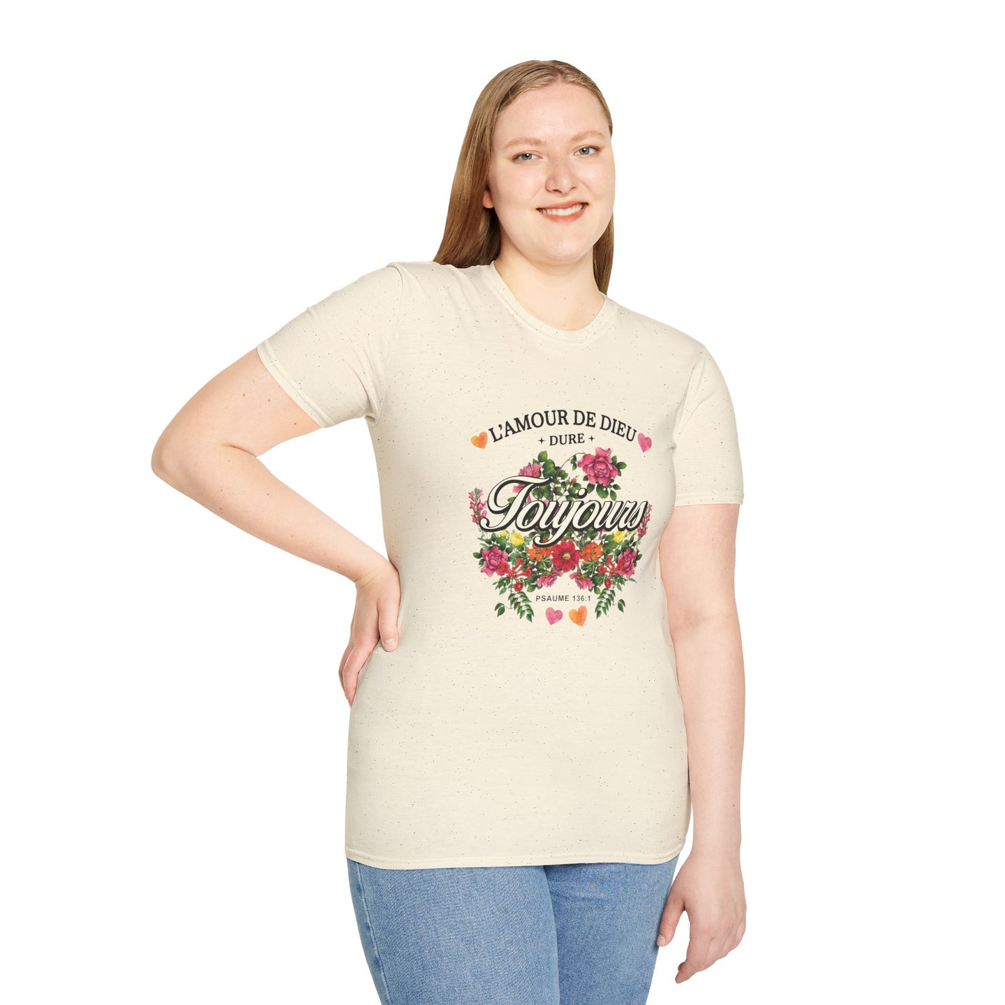Une femme porte un t-shirt beige chiné orné d'un motif floral et du texte L'amour de Dieu dure toujours.