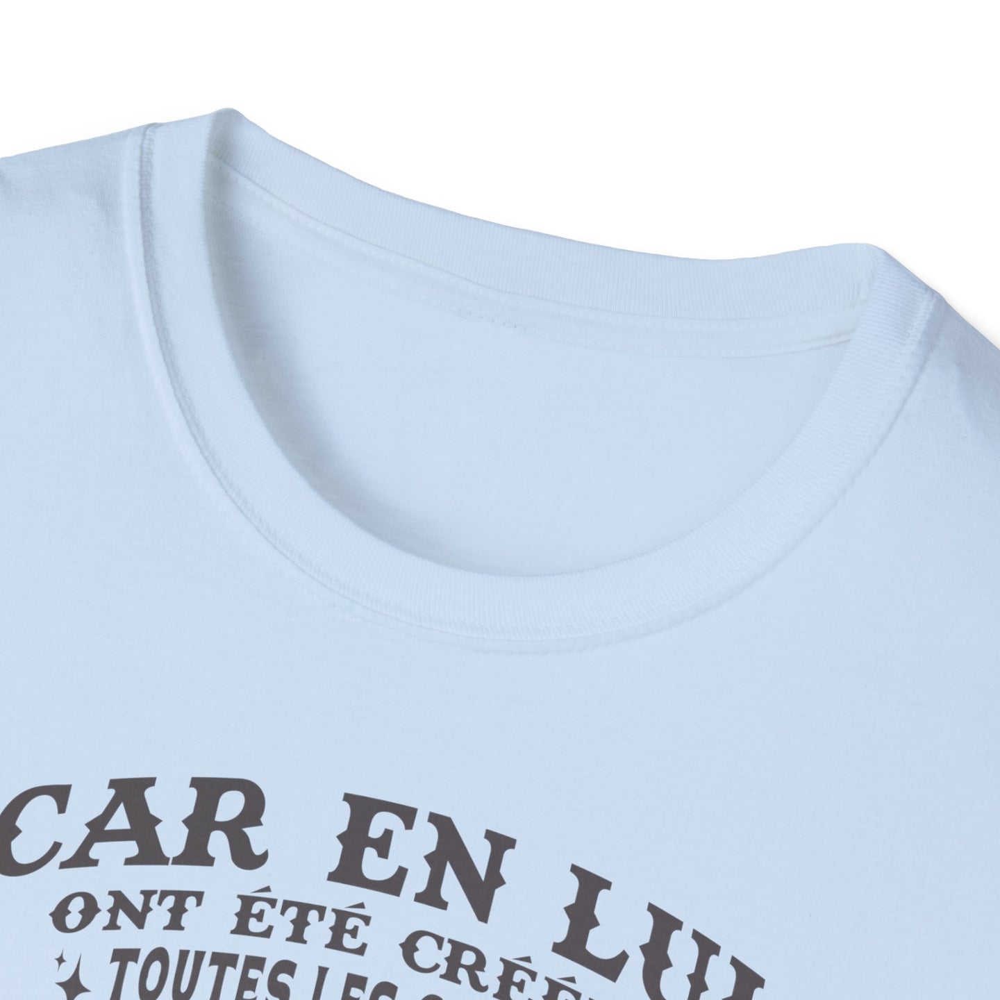 T-shirt blanc pour femme avec une inscription imprimée en noir sur la poitrine.