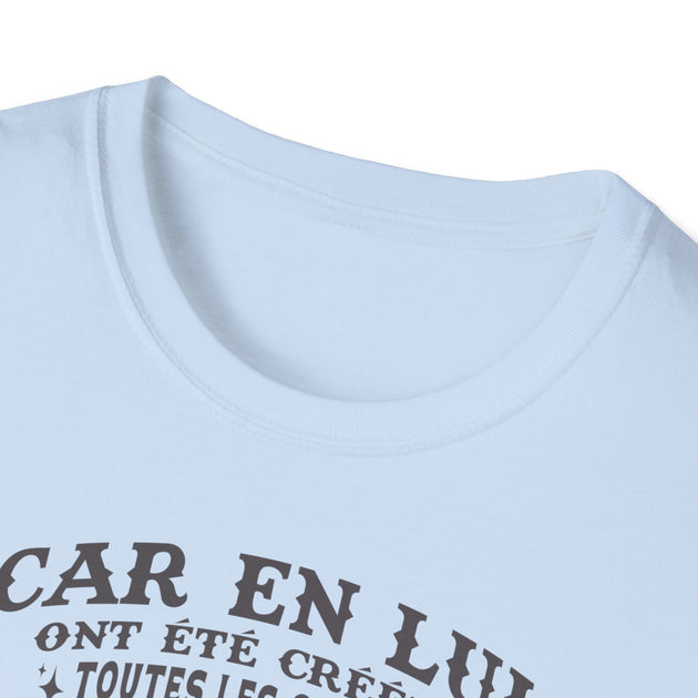 T-shirt blanc pour femme avec une inscription imprimée en noir sur la poitrine.
