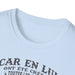 T-shirt blanc pour femme avec une inscription imprimée en noir sur la poitrine.