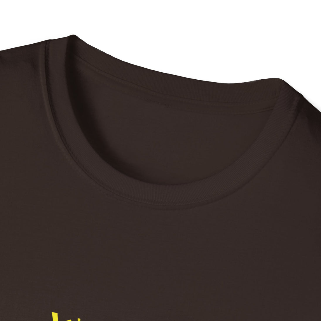 T-shirt marron à col rond avec une inscription jaune style bande dessinée.