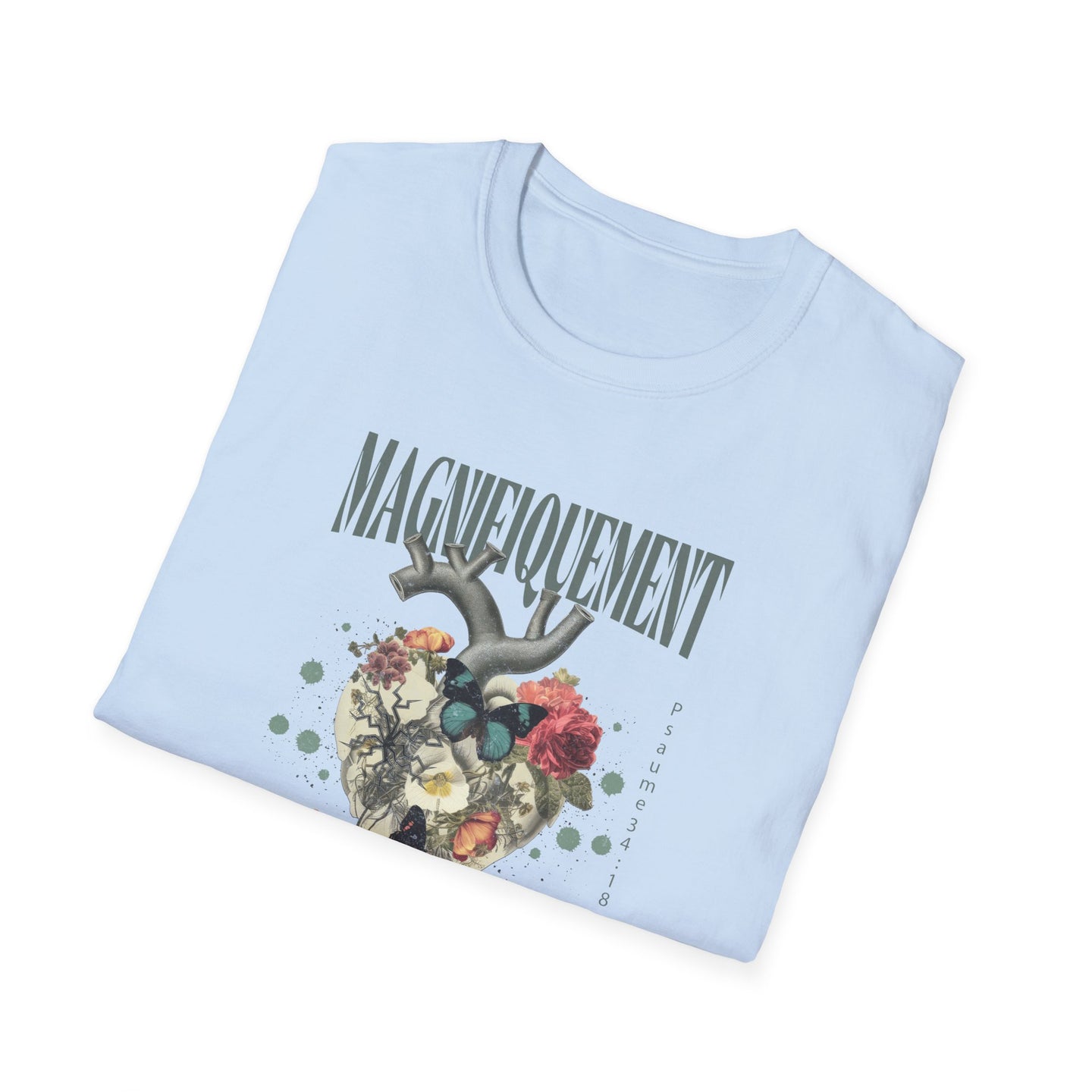 T-shirt bleu clair plié avec un motif de cœur floral et le texte Magnifiquement Psaume 34:18.