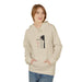 Une femme porte un sweat à capuche beige avec une illustration religieuse sur la poitrine.