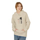 Une femme porte un sweat à capuche beige avec une illustration religieuse sur la poitrine.