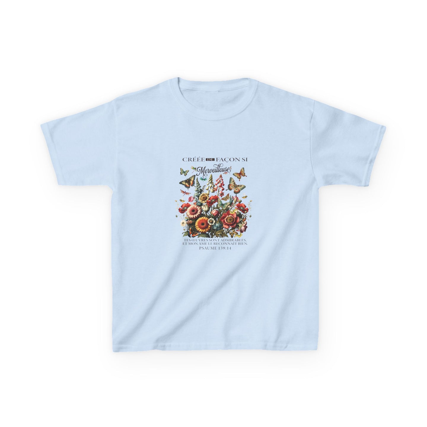 T-shirt bleu clair pour enfant avec un imprimé floral vintage et des papillons.