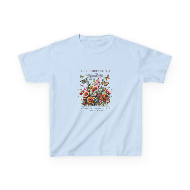 T-shirt bleu clair pour enfant avec un imprimé floral vintage et des papillons.