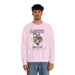 Un homme porte un sweatshirt rose pâle avec une illustration de cœur floral et un texte religieux.