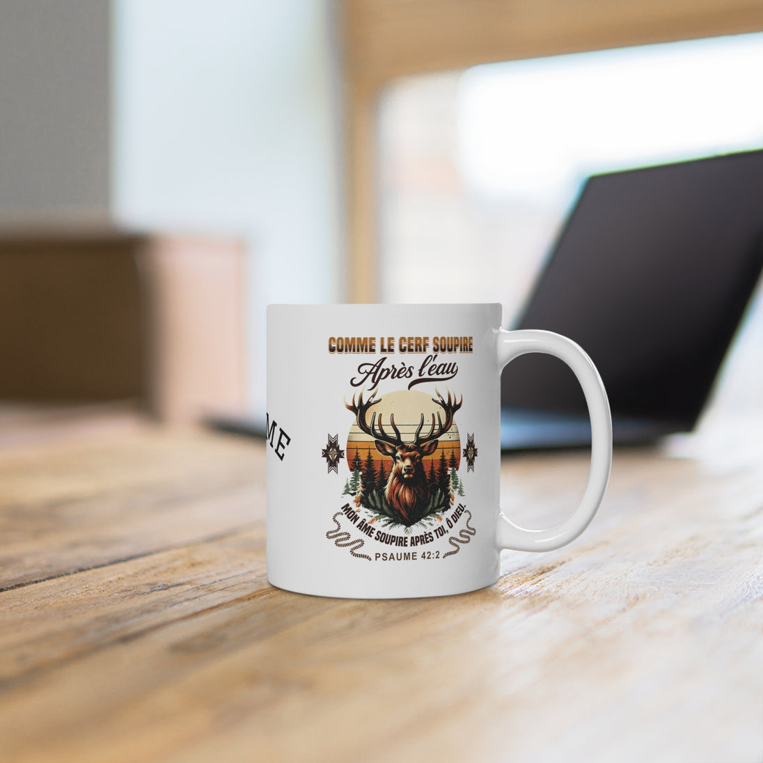 Un mug blanc en céramique orné d'une illustration de cerf et du verset biblique Psaume 42:2.