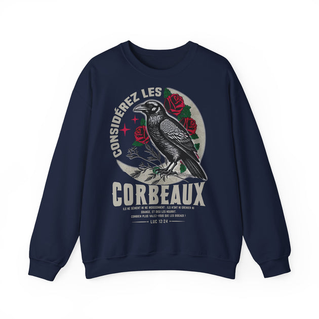 Sweat-shirt bleu marine avec une illustration de corbeau, de roses et un verset biblique.