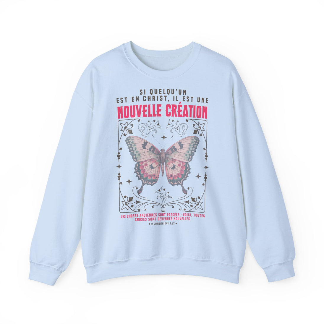 Sweat-shirt bleu clair avec un papillon et un verset biblique imprimés sur le devant.