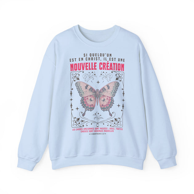 Sweat-shirt bleu clair avec un papillon et un verset biblique imprimés sur le devant.
