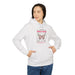 Une femme porte un sweat à capuche blanc avec un motif de papillon et un texte religieux.