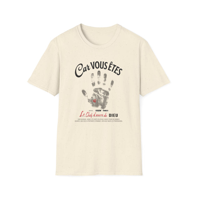 T-shirt beige chiné pour homme avec une empreinte de main et un texte religieux imprimés.