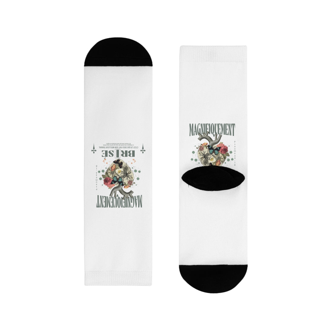 Paire de chaussettes blanches à mi-mollet ornées d'un motif de cœur floral et de texte.