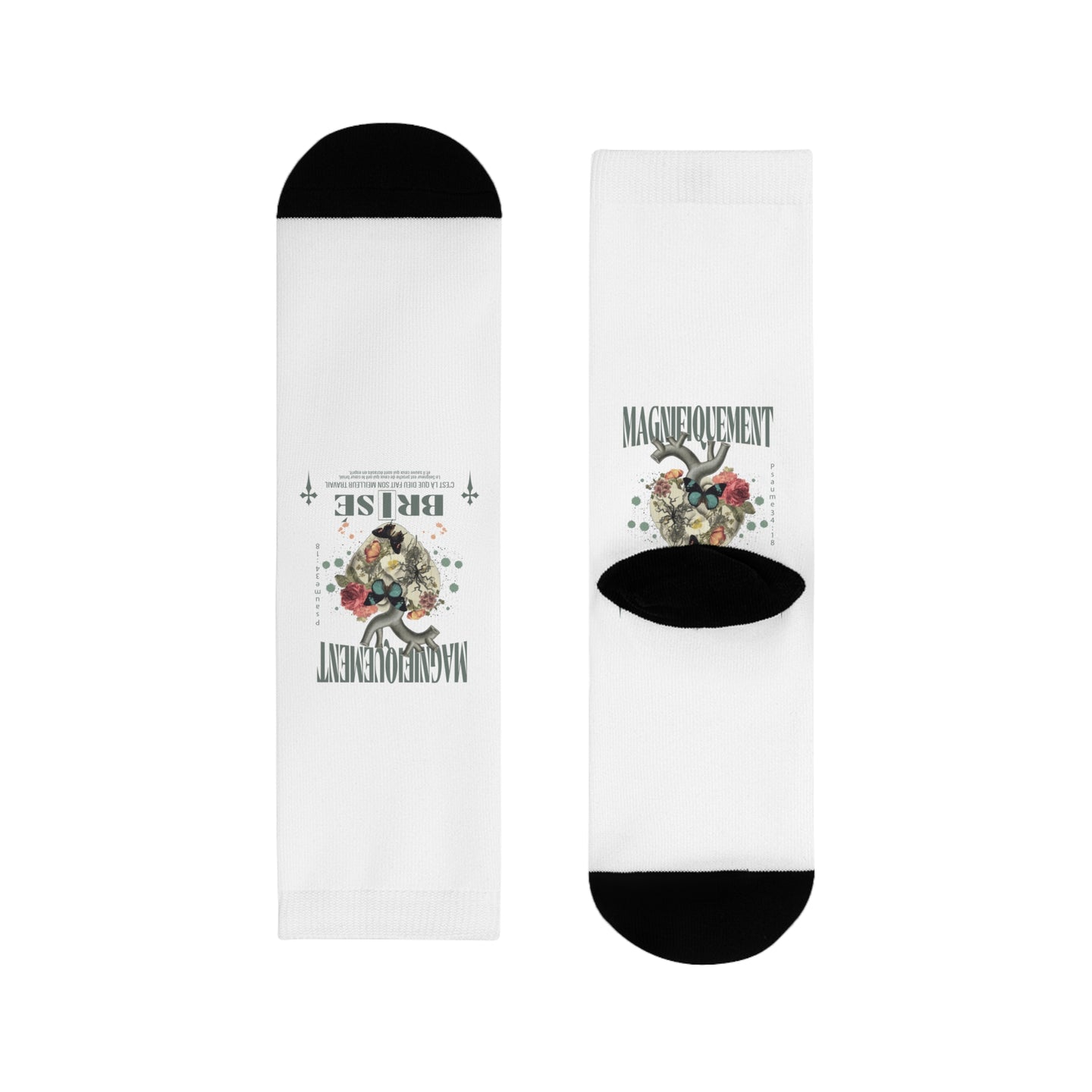 Paire de chaussettes blanches à mi-mollet ornées d'un motif de cœur floral et de texte.