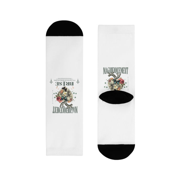 Paire de chaussettes blanches à mi-mollet ornées d'un motif de cœur floral et de texte.