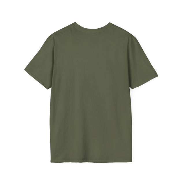 T-shirt pour homme de couleur vert olive, présenté de dos sur un fond blanc.