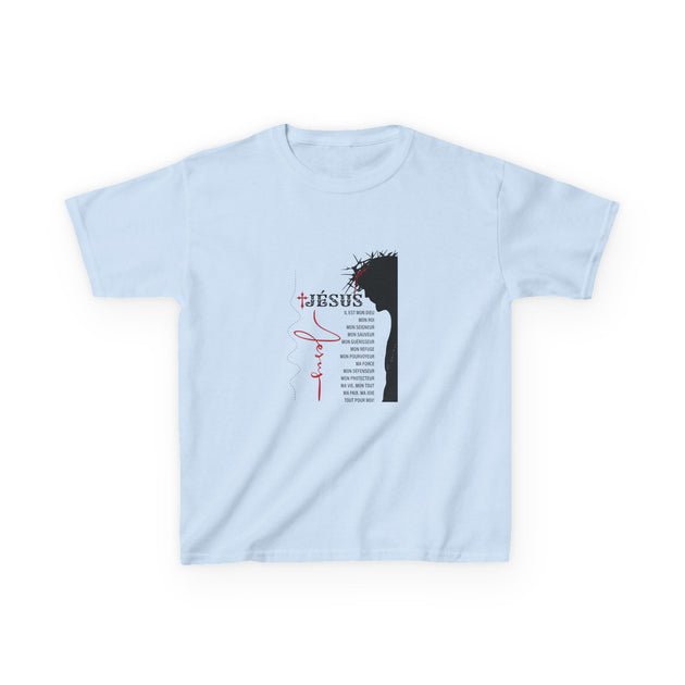 T-shirt bleu clair pour enfant avec une illustration de Jésus et des inscriptions religieuses.