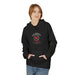 Une femme porte un sweat à capuche noir avec un motif chrétien centré sur la poitrine.