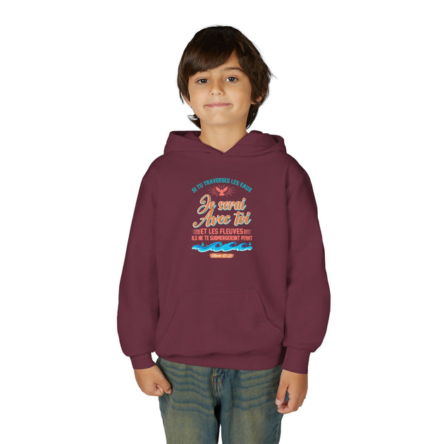 Un enfant porte un sweat à capuche bordeaux avec une inscription religieuse et des vagues.