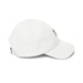 Casquette blanche en coton avec un petit motif brodé sur le côté.