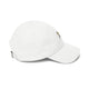 Casquette blanche en coton avec un petit motif brodé sur le côté.