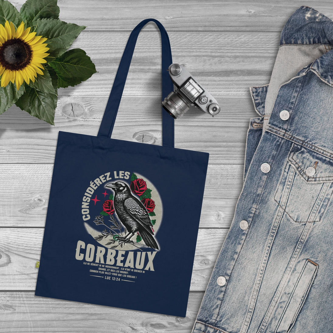 Tote bag bleu marine en coton biologique orné d'une illustration de corbeau et de roses.