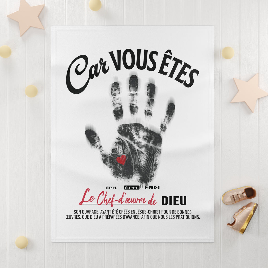 Couverture blanche pour bébé avec une empreinte de main noire, un cœur rouge et un verset biblique.