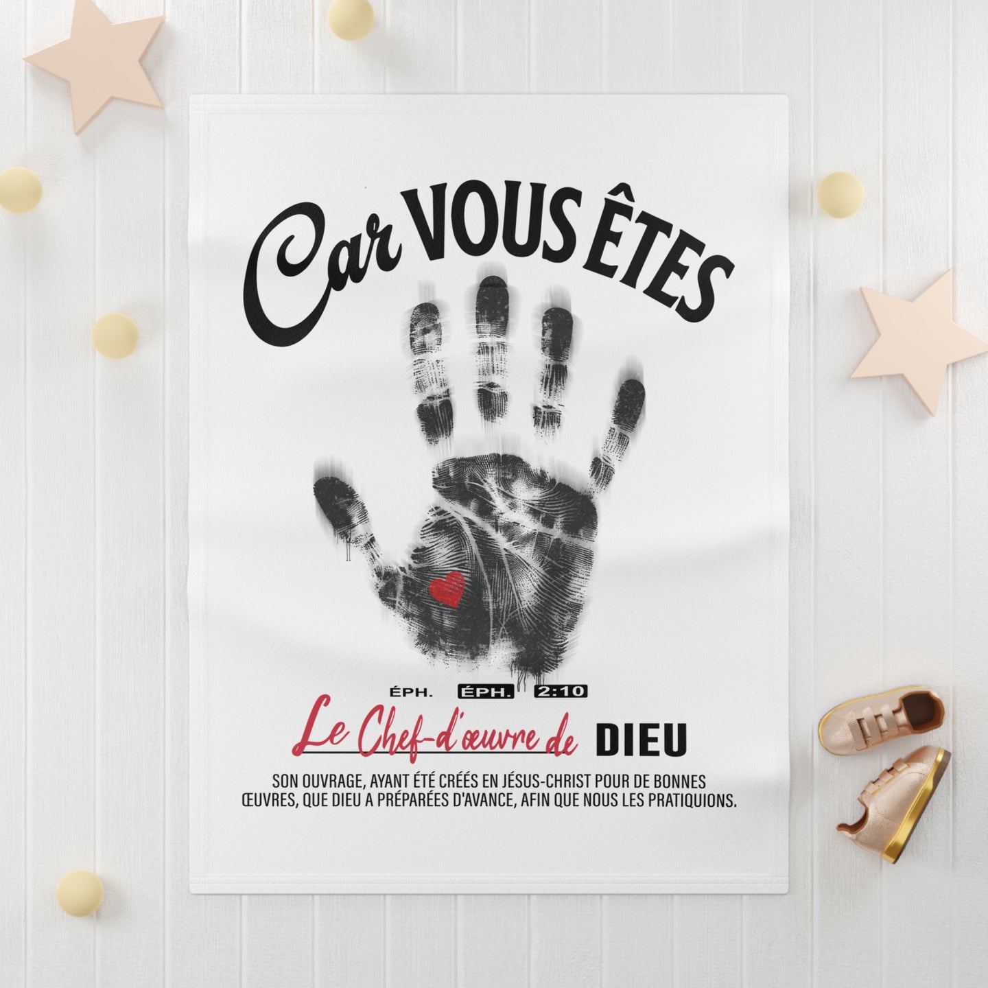 Couverture blanche pour bébé avec une empreinte de main noire, un cœur rouge et un verset biblique.