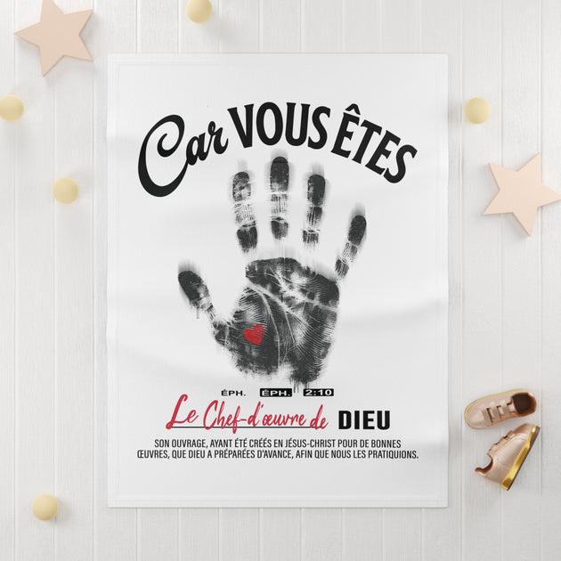 Couverture blanche pour bébé avec une empreinte de main noire, un cœur rouge et un verset biblique.