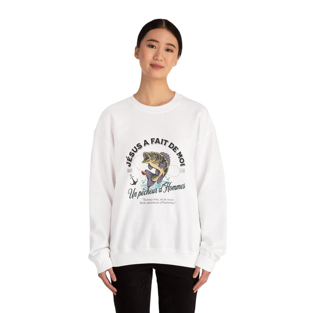 Une femme porte un sweatshirt blanc avec une illustration de poisson et un message religieux.