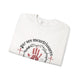 Sweat-shirt blanc plié avec une impression représentant une main ensanglantée et une couronne d'épines.