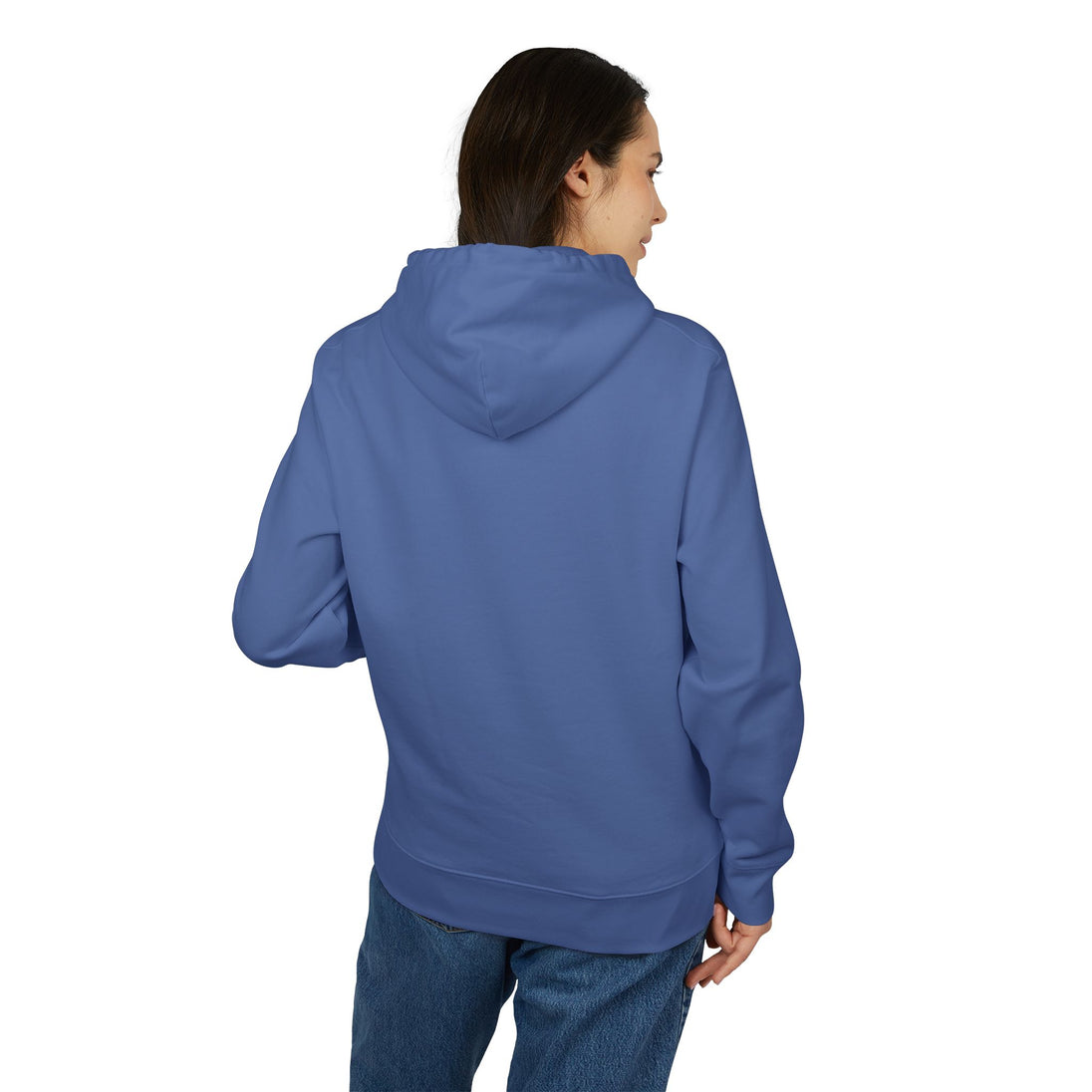Une femme porte un sweat à capuche bleu uni vu de dos.