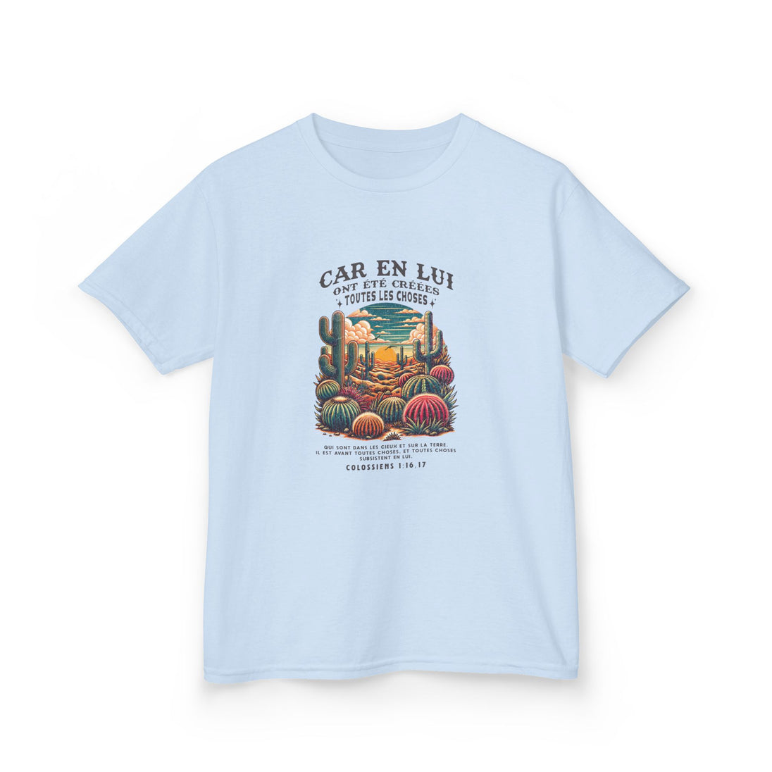 T-shirt bleu clair pour enfant avec une illustration de désert et un verset biblique imprimé.