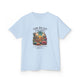 T-shirt bleu clair pour enfant avec une illustration de désert et un verset biblique imprimé.