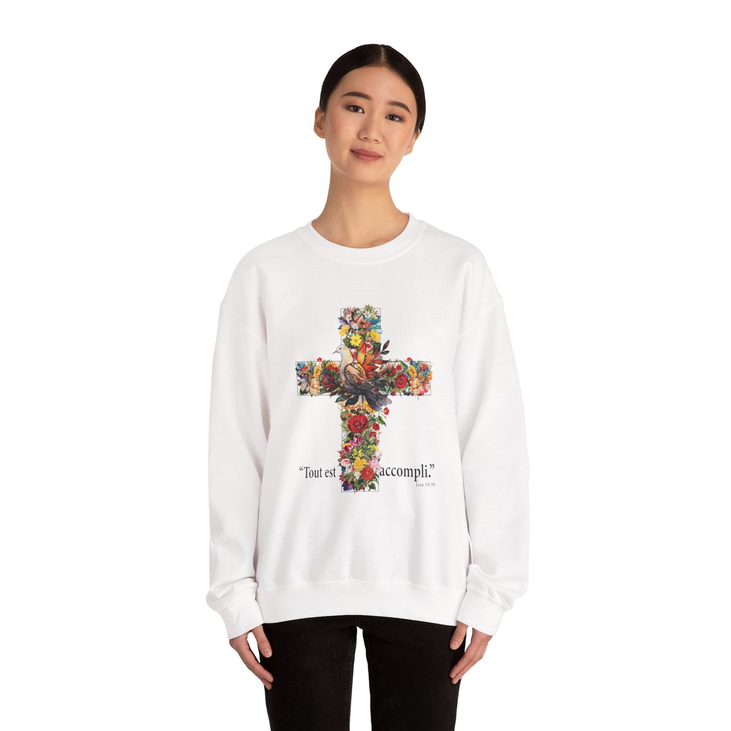 Sweat-shirt blanc pour femme orné d'une croix florale et de l'inscription Tout est accompli.
