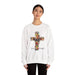 Sweat-shirt blanc pour femme orné d'une croix florale et de l'inscription Tout est accompli.