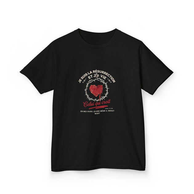 T-shirt noir pour enfant avec un motif de cœur entouré d'une couronne d'épines et un texte religieux.