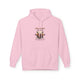 Sweat à capuche rose pour femme avec un motif de cerf et un texte religieux imprimé sur le devant.
