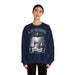 Une femme porte un sweat-shirt bleu marine avec une illustration religieuse et le texte Il est ressuscité.