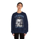 Une femme porte un sweat-shirt bleu marine avec une illustration religieuse et le texte Il est ressuscité.