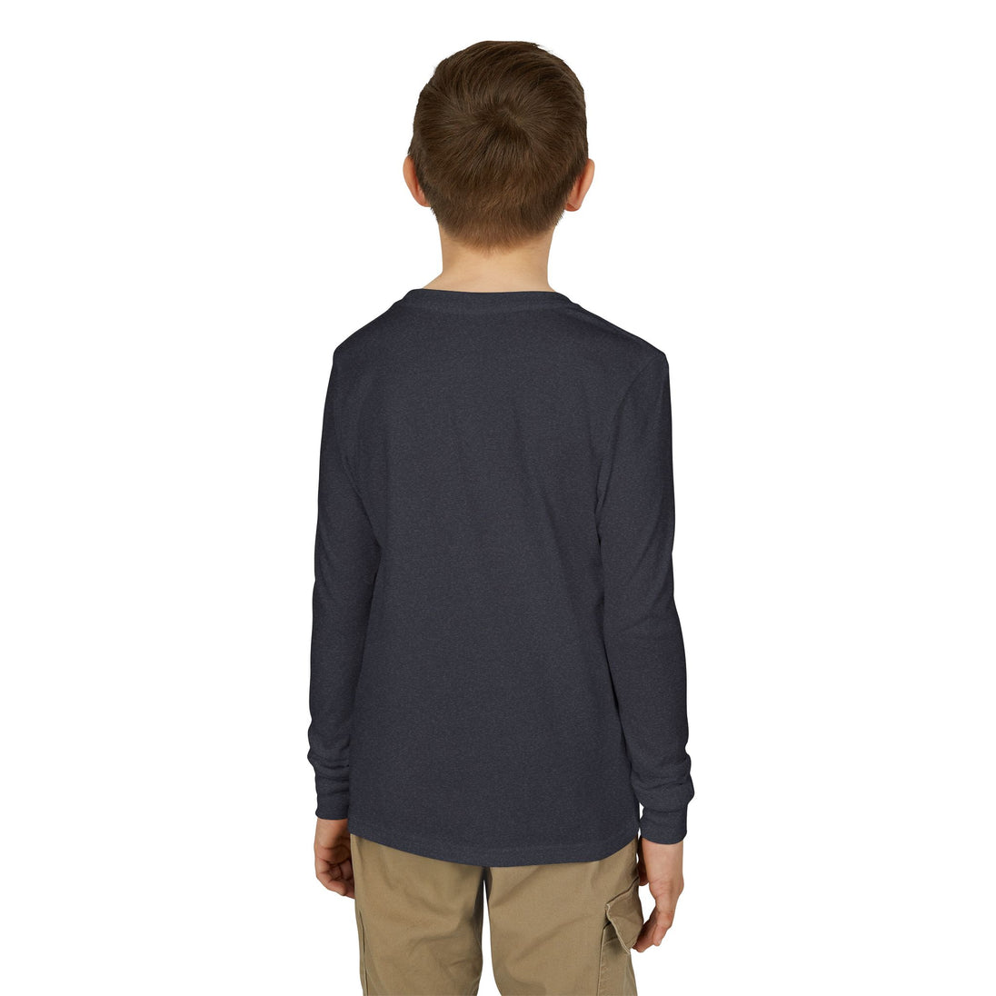 Un enfant porte un t-shirt à manches longues gris foncé vu de dos.